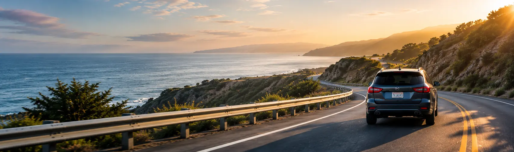 Auto conduciendo por una carretera costera panorámica al atardecer